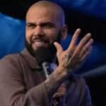 Daniel Alves afirma em culto que era mais feliz na prisão do que no auge do futebol