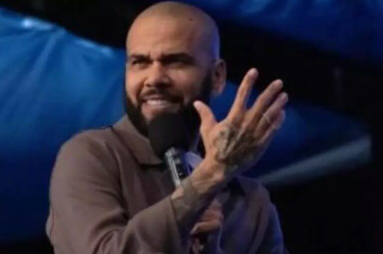 Daniel Alves afirma em culto que era mais feliz na prisão do que no auge do futebol