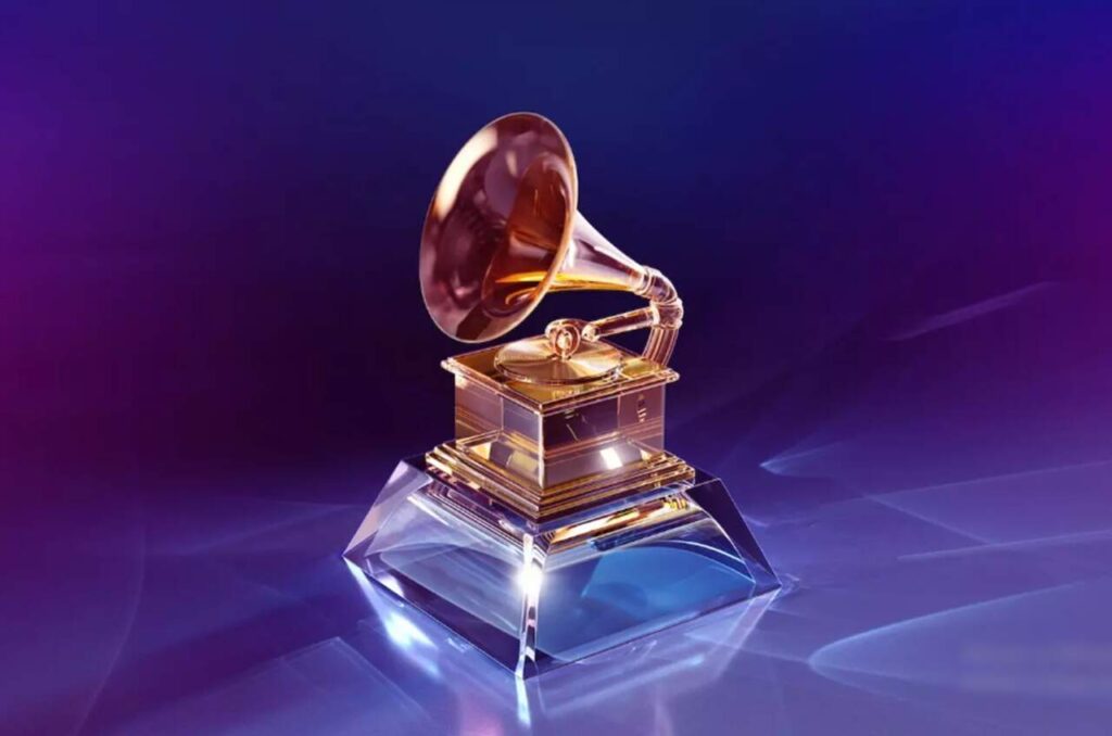 Troféu do Grammy Latino em destaque sobre base de cristal, símbolo da principal premiação da música latina.