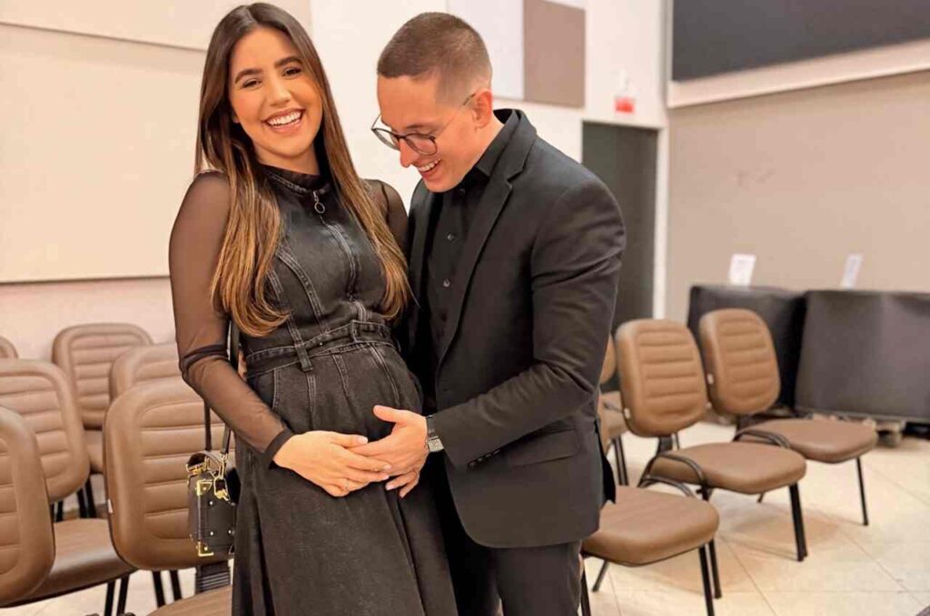 O casal Jefferson e Suellen aparece sorrindo enquanto celebra a gravidez, com Jefferson acariciando a barriga da esposa.