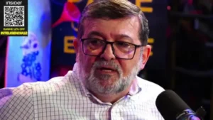 Pastor Marcos Granconato participa de entrevista em podcast, falando ao microfone durante conversa sobre temas ligados à fé cristã.