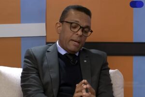 astor Otoni de Paula participa de entrevista em programa de televisão, falando sobre temas relacionados à fé e à atualidade.