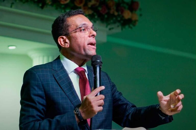 Otoni de Paula presta solidariedade a Michelle Bolsonaro e Damares Alves