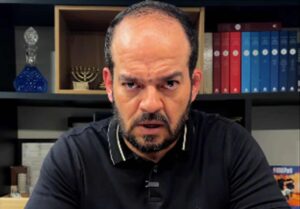 O pastor Pedro Luz aparece durante gravação de um vídeo, comentando temas relacionados à fé cristã e à atualidade.
