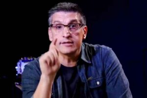 Pastor Zé Bruno fala com expressão firme e aponta o dedo durante uma ministração em vídeo, abordando um tema bíblico.