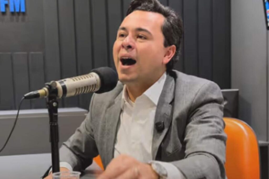 O advogado Jeffrey Chiquini participa de entrevista em podcast, falando ao microfone durante conversa sobre temas jurídicos.