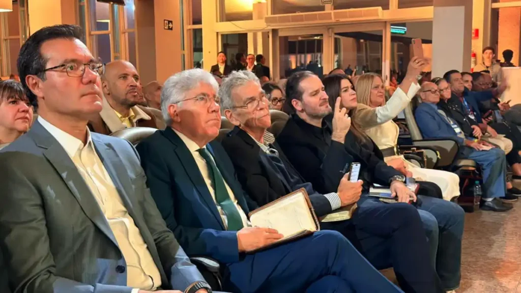 Alex Madureira, Hernandes Dias Lopes e pastor Galdino Júnior acompanham evento religioso sentados na plateia