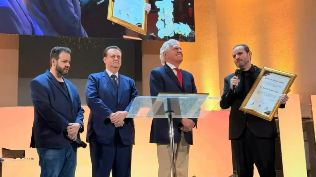 Irmão do pastor Galdino, Gilberto Kassab, Ronaldo Caiado e Galdino Júnior participam de homenagem em evento religioso