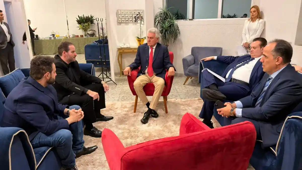 Lideranças políticas e religiosas participam de reunião em ambiente reservado durante evento institucional