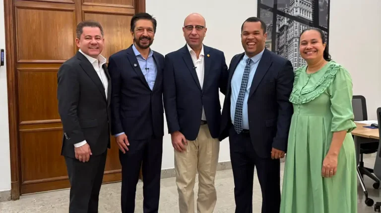 Deputados Oseias e Cezinha de Madureira levam pastor Vanderson ao prefeito Ricardo Nunes