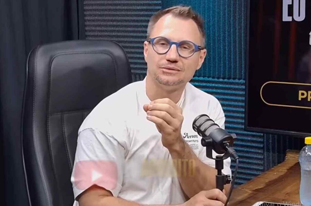 O pastor Karl Dietz participa de um podcast cristão, falando ao microfone durante entrevista em estúdio.