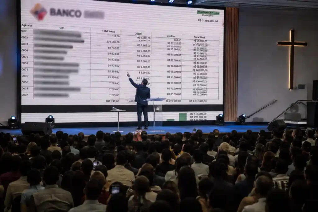 Pastor apresenta extratos bancários e valores financeiros em telão durante culto em igreja lotada