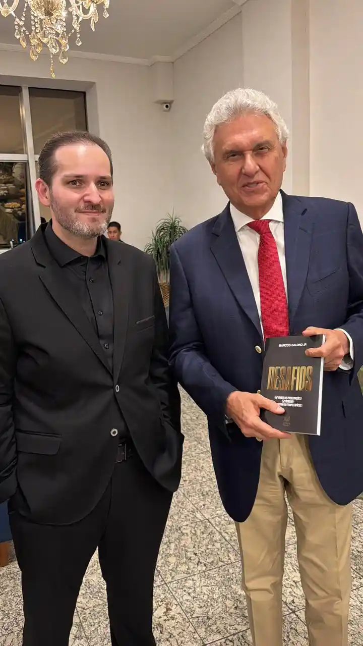 Pastor Galdino Júnior aparece ao lado de Ronaldo Caiado durante encontro em evento religioso