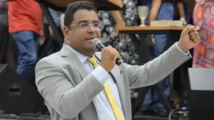 Pastor Jonatas Lins, da Igreja Rede Esperança, prega com microfone durante culto evangélico
