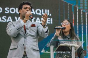 Alisson e Vitória cantam juntos durante apresentação em evento gospel