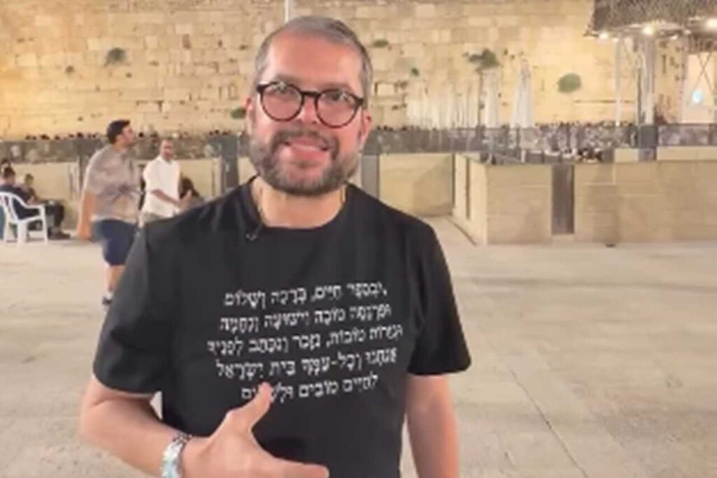 Apóstolo Agenor Duque em frente ao Muro das Lamentações, em Jerusalém.