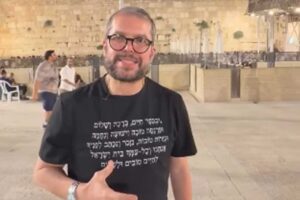 Apóstolo Agenor Duque em frente ao Muro das Lamentações, em Jerusalém.