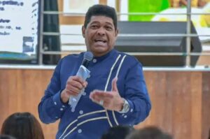 Apóstolo Valdemiro Santiago prega segurando um microfone durante culto em igreja evangélica.