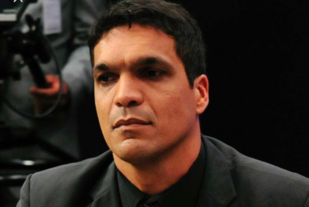 Cabo Daciolo participa de entrevista em estúdio de televisão com expressão séria durante debate sobre temas políticos e religiosos.