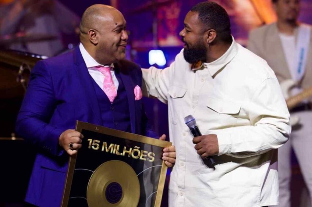 Gerson Rufino recebe placa por 15 milhões de visualizações