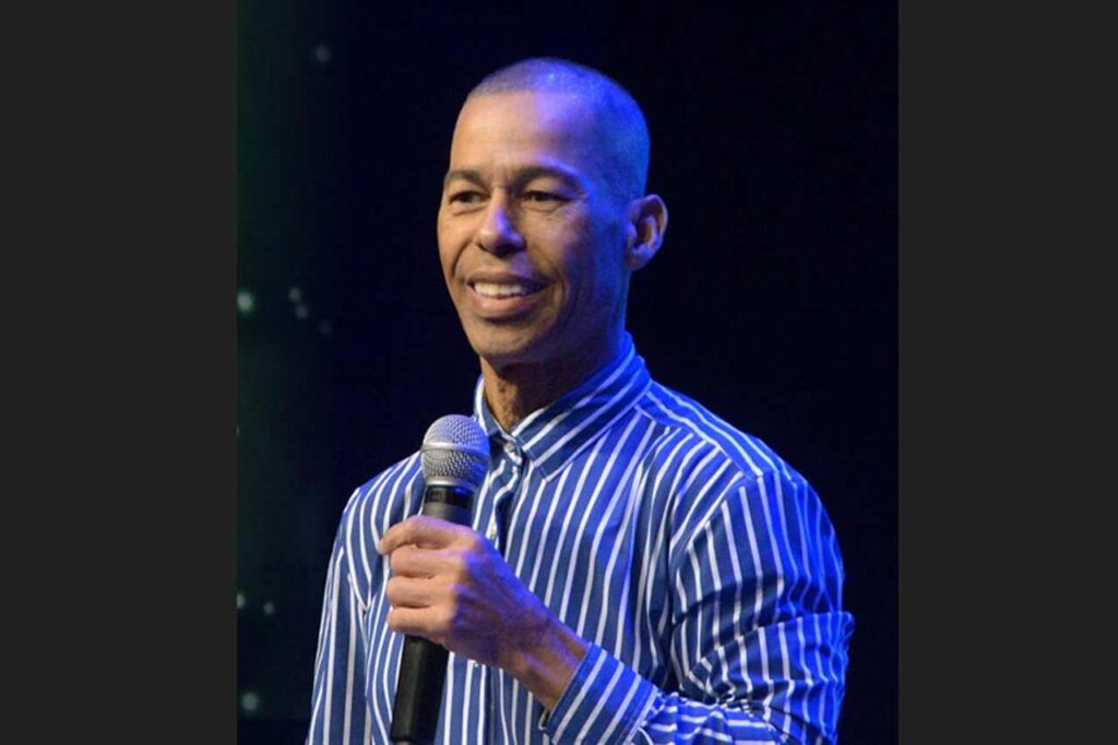 Pastor Marquinhos Menezes ministra ao microfone diante de um púlpito.