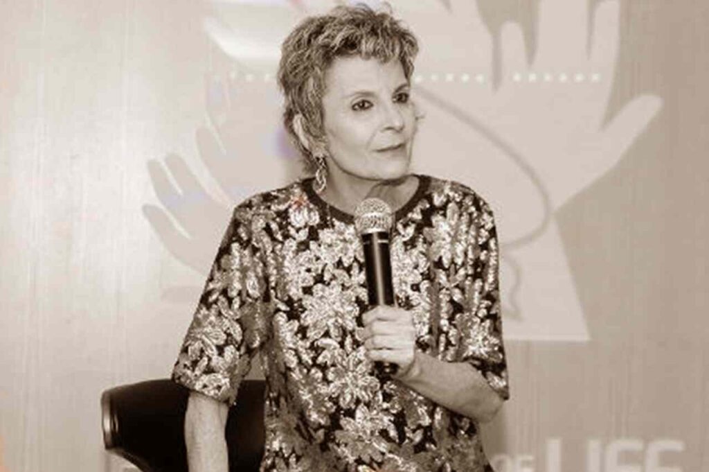 Cantora Ludmila Ferber segura um microfone durante uma apresentação.