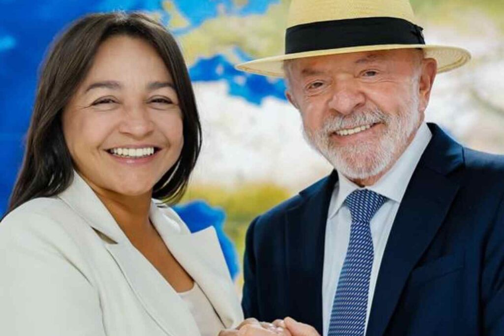 Senadora Eliziane Gama ao lado do presidente Luiz Inácio Lula da Silva durante encontro oficial, ambos sorrindo para a foto.