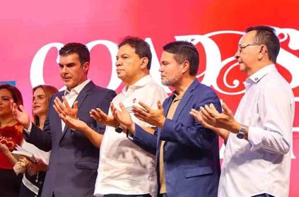 Helder Barbalho aparece ao lado de outros políticos em evento público, com as mãos levantadas durante uma celebração.