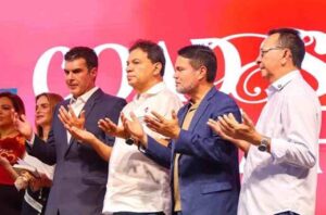 Helder Barbalho aparece ao lado de outros políticos em evento público, com as mãos levantadas durante uma celebração.