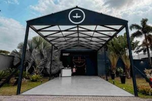 Fachada da Igreja Lagoinha Barra, com entrada coberta, jardim e logomarca da igreja.