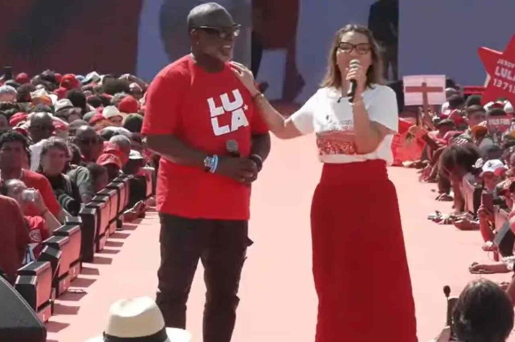 Kleber Lucas e Janja aparecem juntos durante evento político.