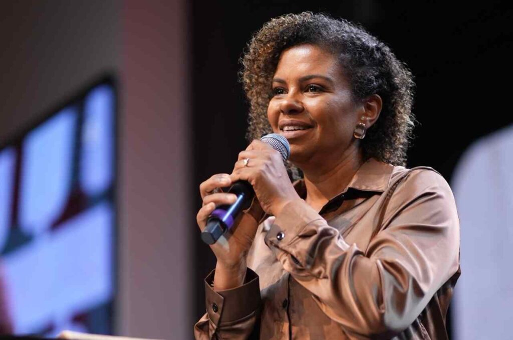 Nívea Soares ministra durante evento gospel