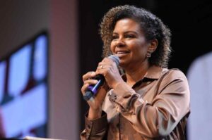 Nívea Soares ministra durante evento gospel