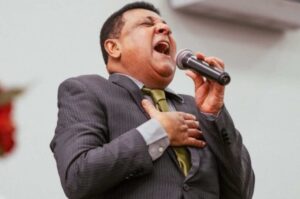 Cantor gospel Ozéias de Paula canta com intensidade durante apresentação