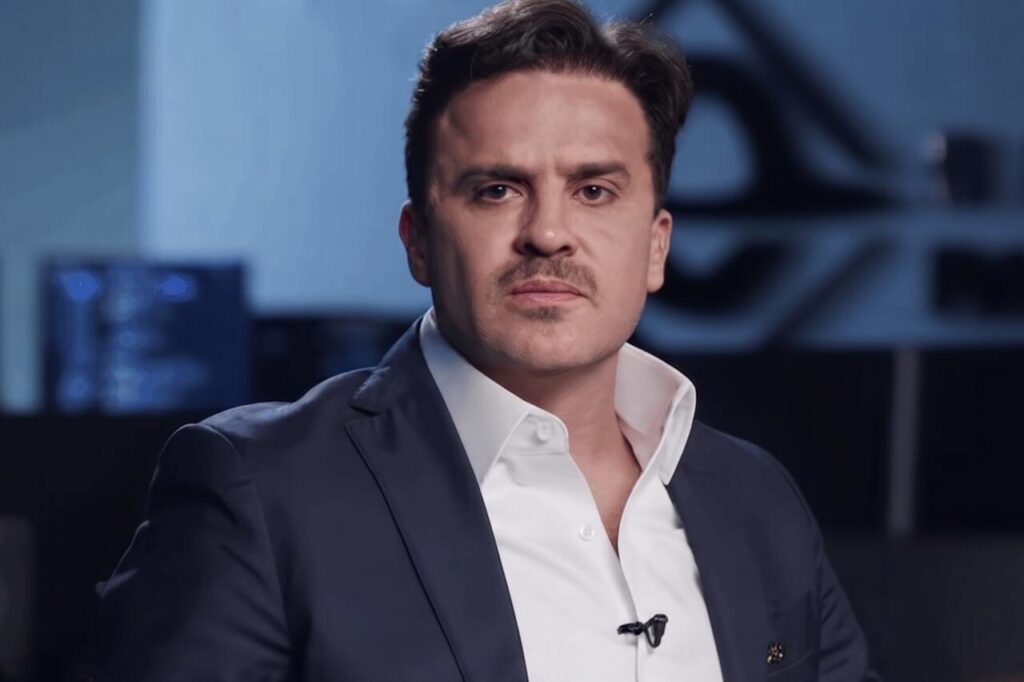Pablo Marçal aparece usando terno escuro e camisa branca durante uma entrevista.