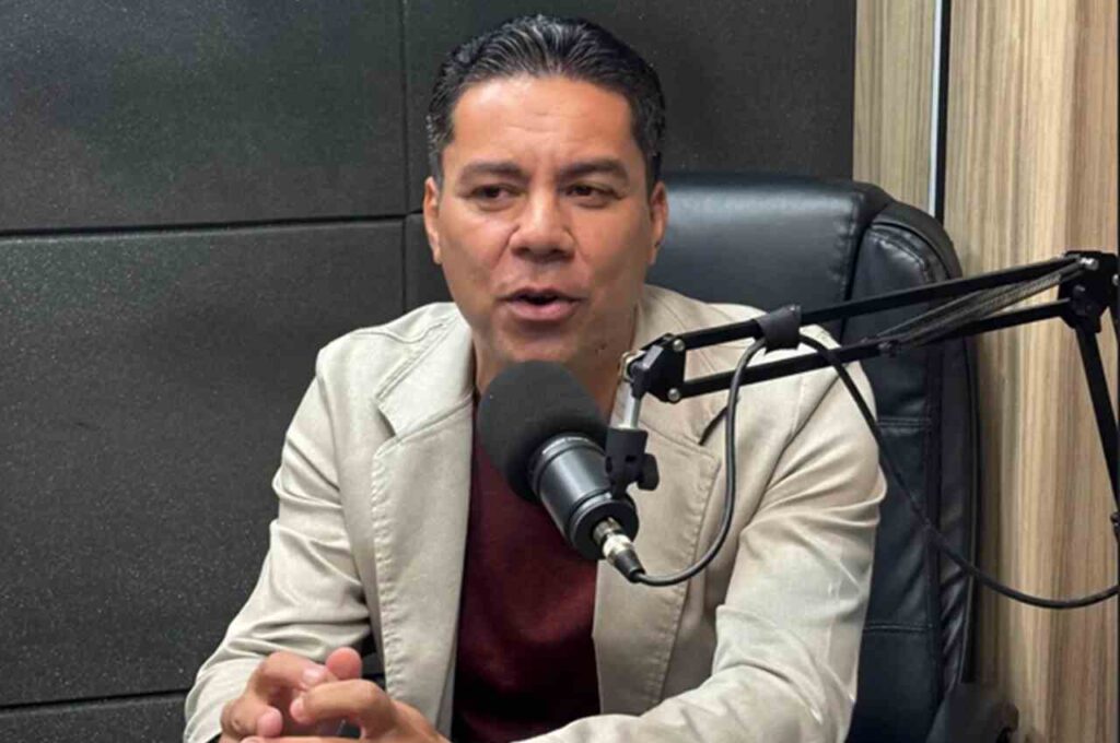 Pastor Leonardo Borges participa de entrevista em estúdio de podcast, falando ao microfone durante gravação.