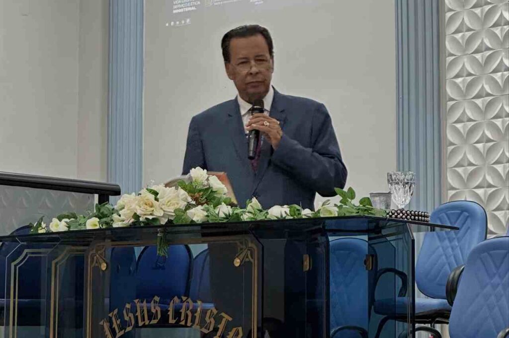Pastor Perci Fontoura ministra durante culto em igreja evangélica