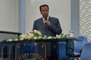 Pastor Perci Fontoura ministra durante culto em igreja evangélica