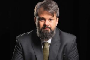 Pastor Tassos Lycurgo posa para retrato oficial usando terno escuro e gravata