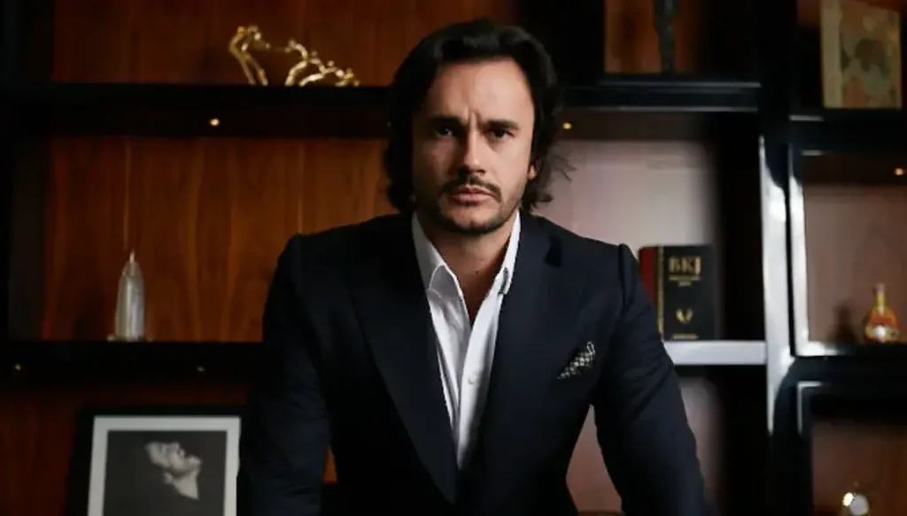 Pastor Pyero Tavolazzi aparece em vídeo, usando terno escuro, durante pronunciamento em ambiente interno
