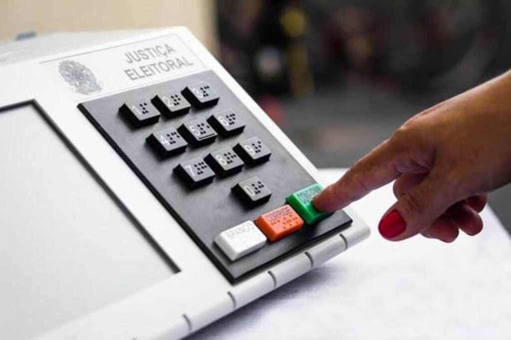 Urna eletrônica da Justiça Eleitoral durante votação