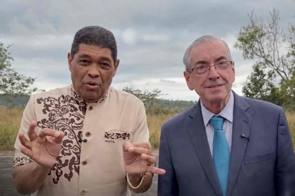 Valdemiro Santiago aparece ao lado de Eduardo Cunha durante encontro ao ar livre.