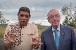 Valdemiro Santiago aparece ao lado de Eduardo Cunha durante encontro ao ar livre.