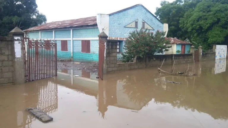 Enchente deixou 75 centímetros de água dentro de igreja; mais de um ano depois, os sinos voltaram a tocar