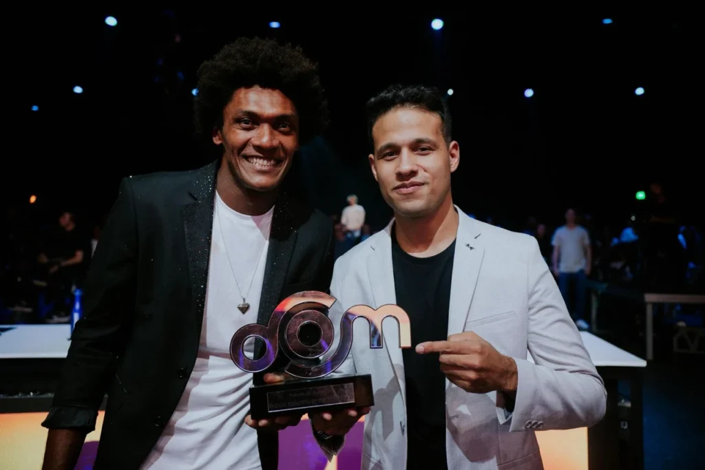 Jeconias Santos e Rodrigo Siqueira com o troféu do Dom Reality