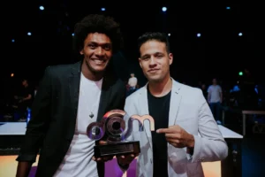 Jeconias Santos e Rodrigo Siqueira com o troféu do Dom Reality