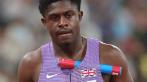 Jeremiah Azu durante prova de atletismo no Campeonato Europeu de 2022