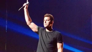 Jeremy Camp durante apresentação musical