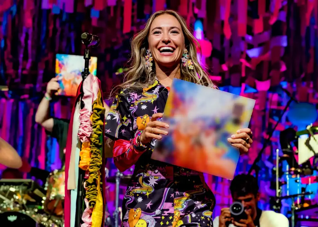 Lauren Daigle sorrindo durante uma apresentação musical