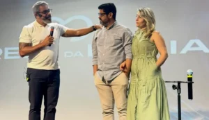 Pastor Kenner Terra e a esposa são apresentados à Igreja da Praia durante culto de recepção diante da congregação